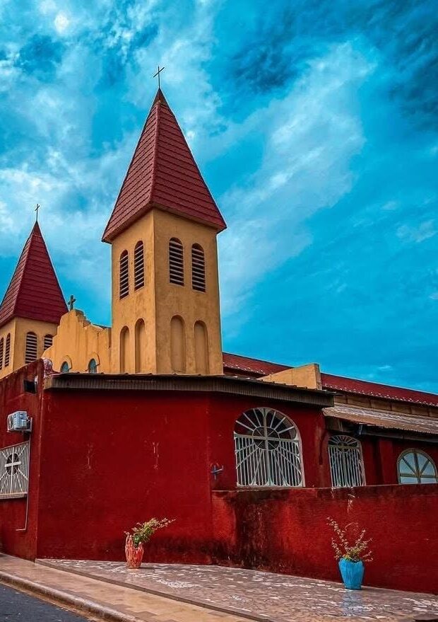 Les deux clochers de la cathédrale Christ-Roi de Daloa se détachant sur un ciel nuageux