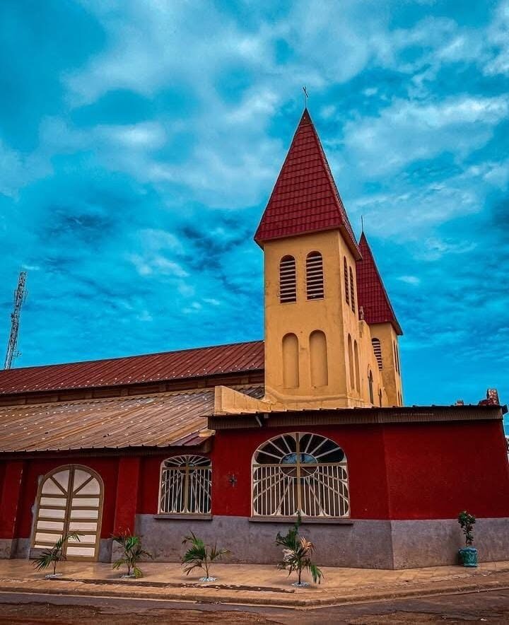 Vue latérale de la cathédrale Christ-Roi de Daloa, sa nef rouge et ses baies en plein cintre