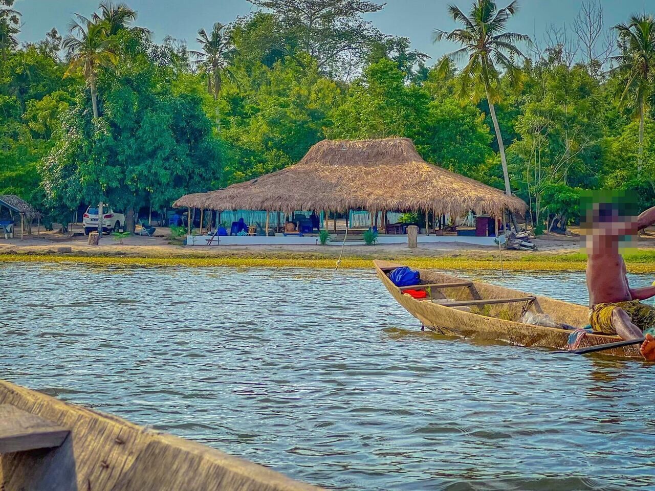 Paillote et pirogue au bord du lac au domaine Pacifik Lodges de Kibouo.