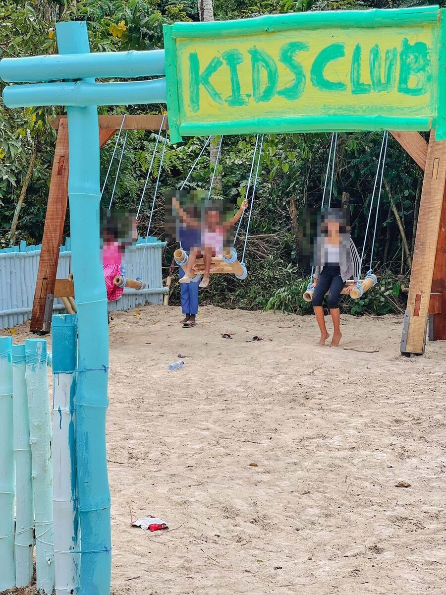Balançoires en bambou de l'espace Kids Club du domaine.