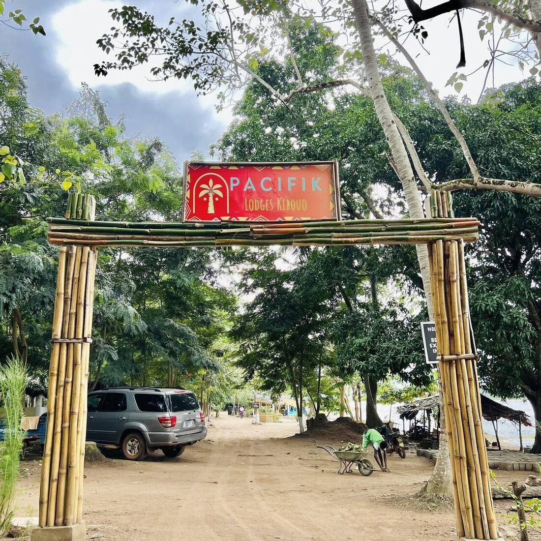 Portail en bambou du domaine Pacifik Lodges Kibouo.