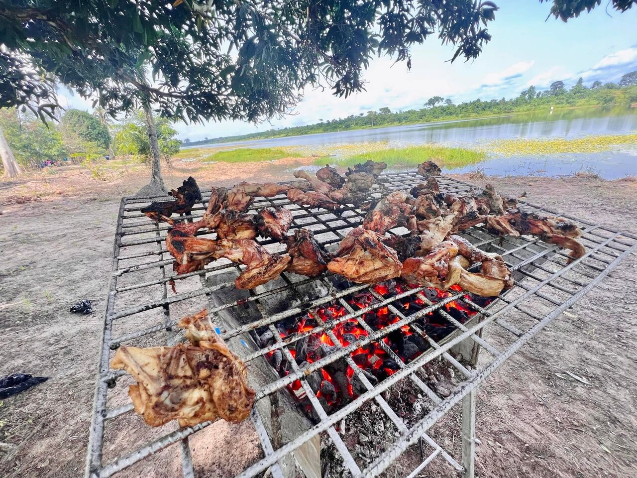 Grill garni de poissons et de gibier au domaine Pacifik Lodges.