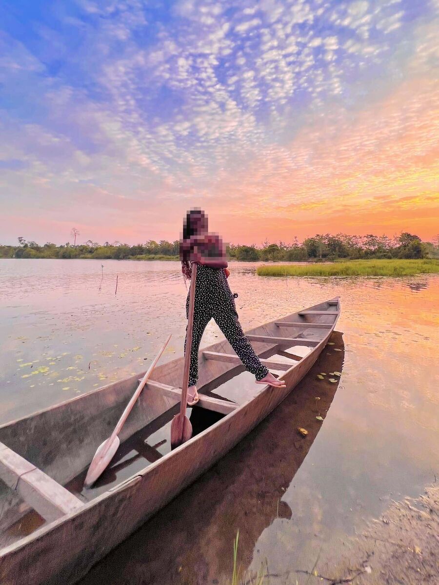 Pirogue sur le lac de Kibouo au coucher de soleil.