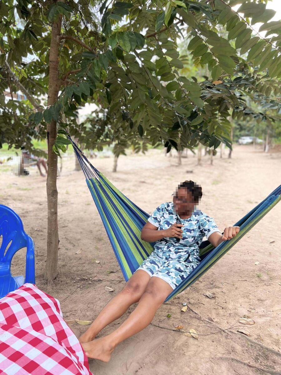 Détente dans un hamac à l'ombre des arbres au domaine Pacifik Lodges de Kibouo, près de Daloa.