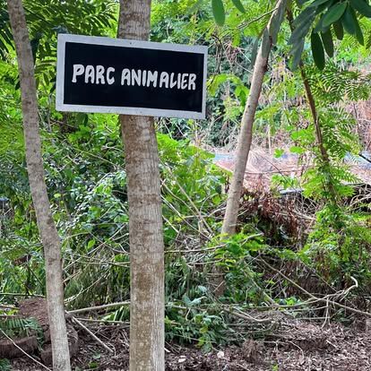 Panneau « Parc animalier » du domaine Pacifik Lodges de Kibouo, près de Daloa.