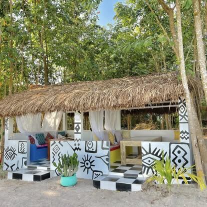 Salon lounge aux motifs africains noir et blanc au domaine Pacifik Lodges de Kibouo, près de Daloa.